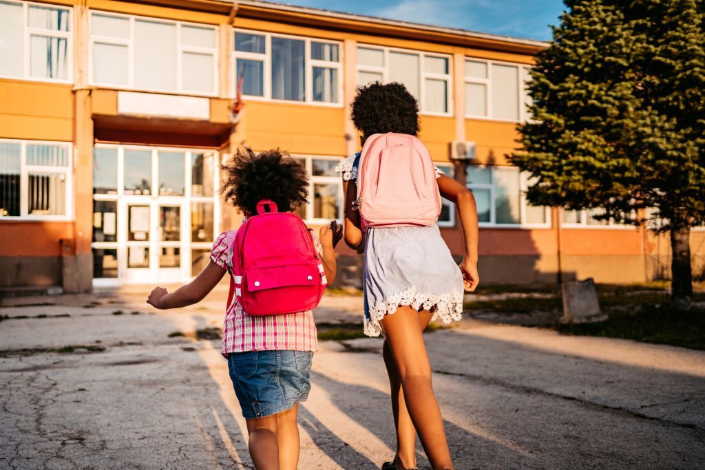 cartable fille allant à l'école